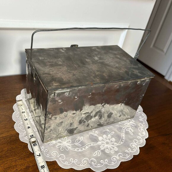 Mexican punched tin lidded / hinged box with wire handle - Picture 7 of 7